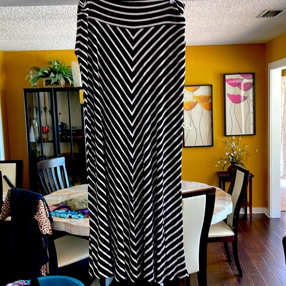 Long back/white striped skirt - Picture 2 of 3